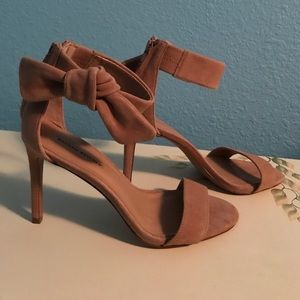 Banana Republic Nude Heels - like new, size 6